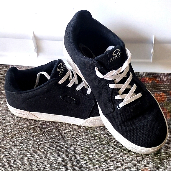 Oakley Canvas Tennis Sneakers in Black and White Women's Size 8.5 - Picture 1 of 7